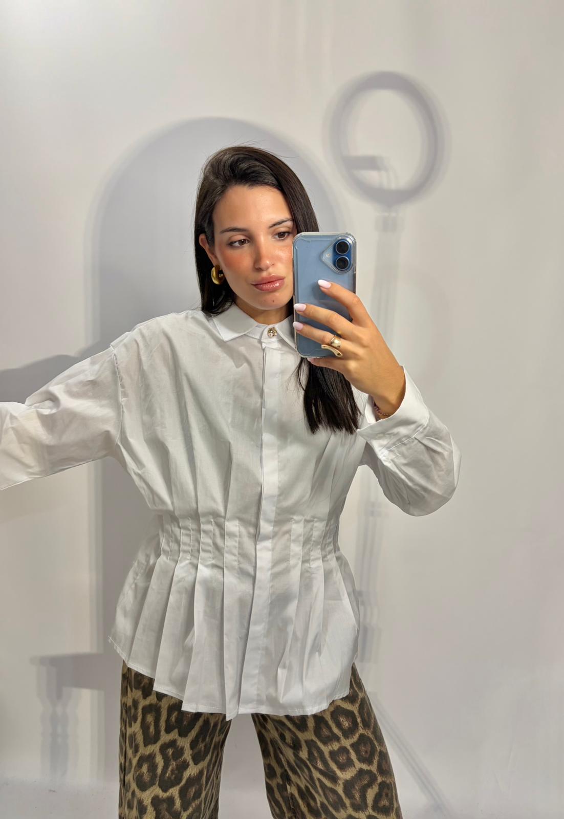 Camisa pliegues.