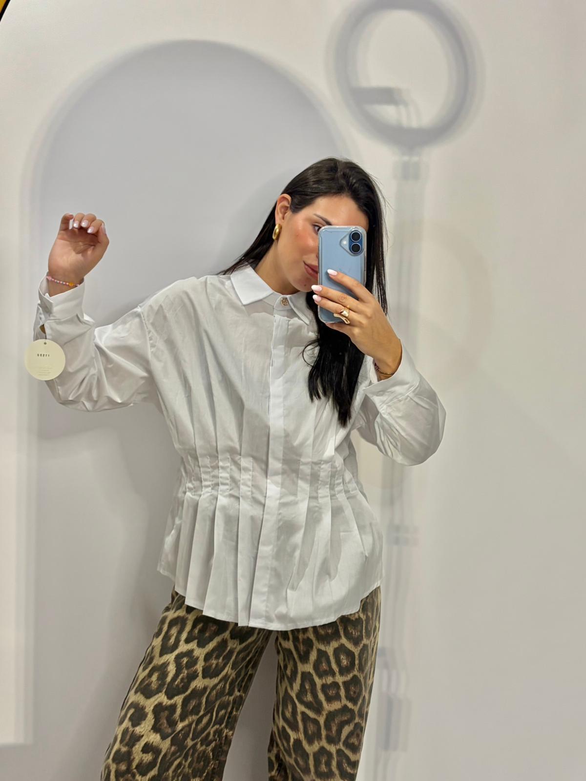 Camisa pliegues.