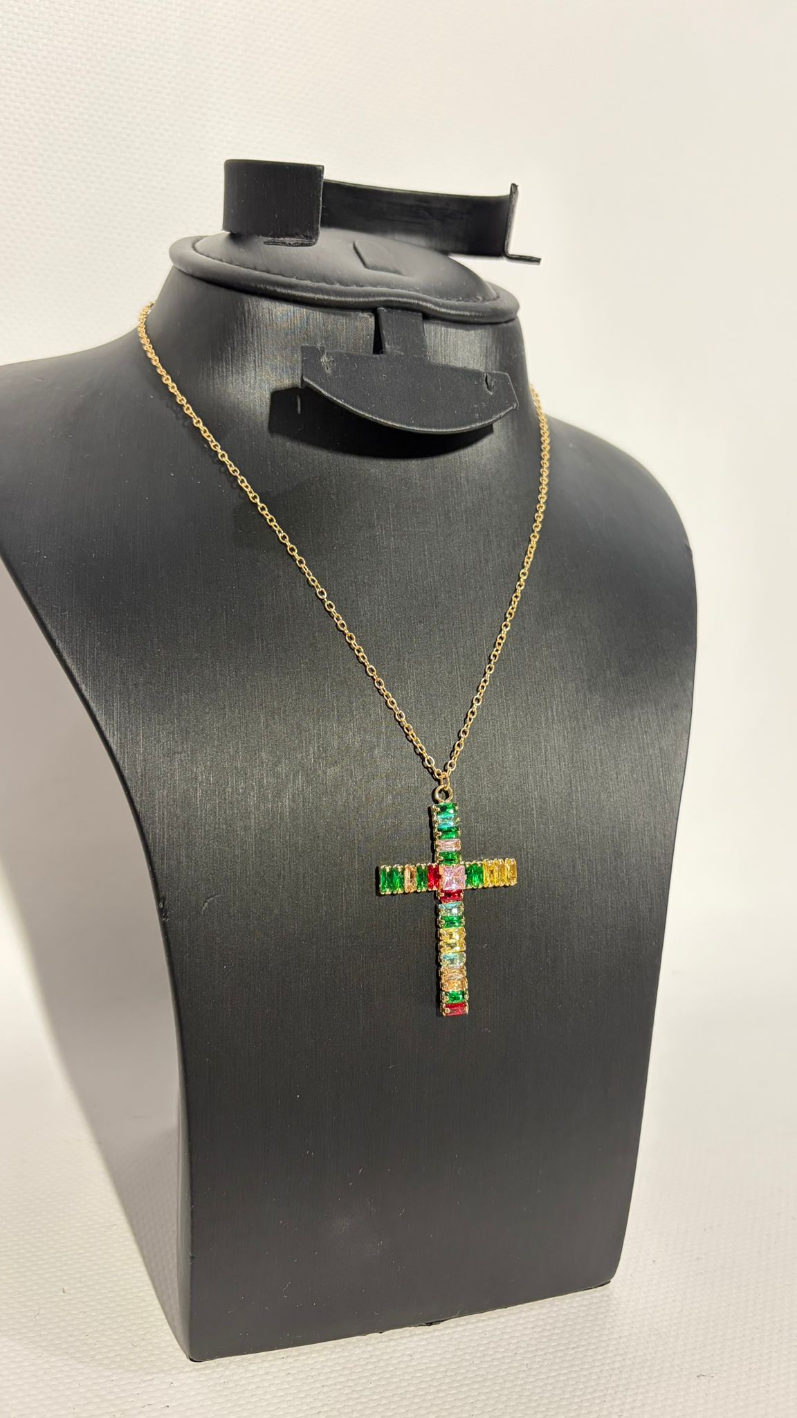 CADENA CRUZ MULTICOLOR